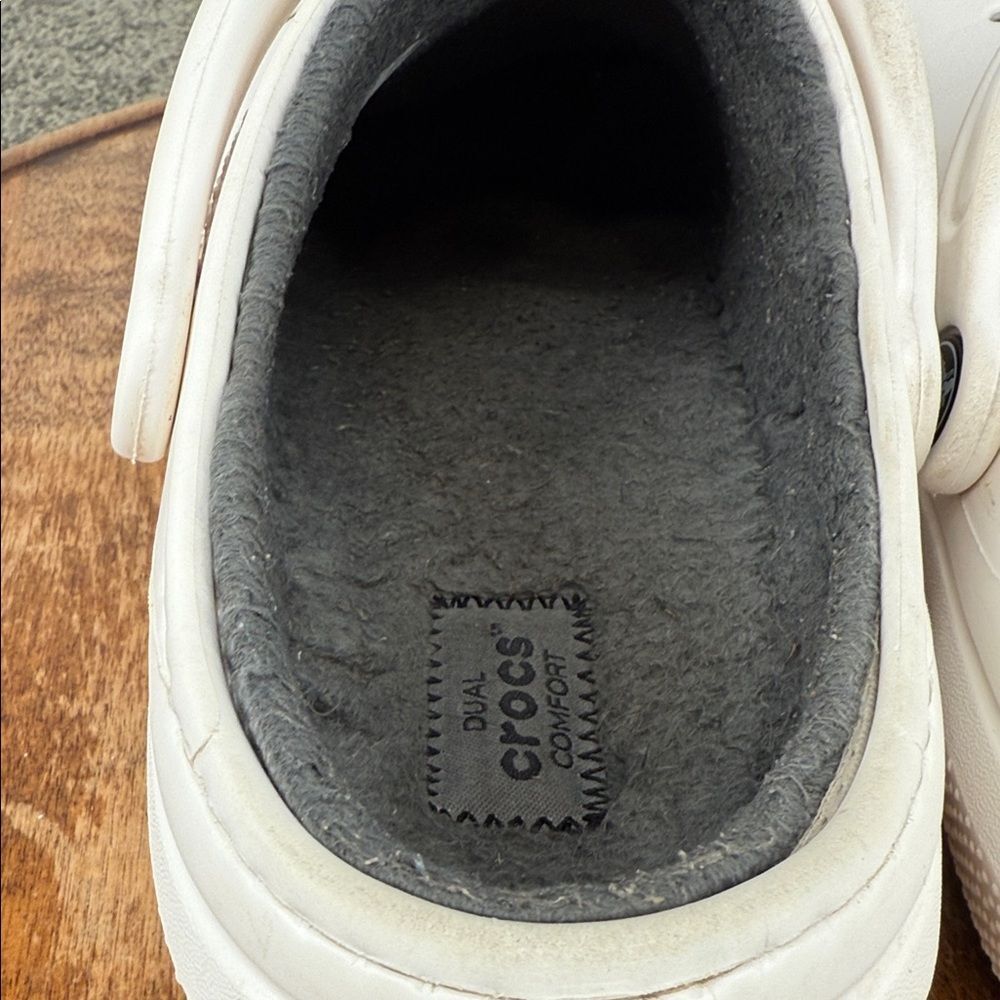 CROCS Shoes Men 6 Wm 8 White Clogs Gray Faux Fur Lining Coffee Camera Daisy - Picture 6 of 11